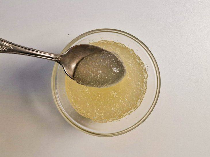 Numa tigela, gelatina hidratada.