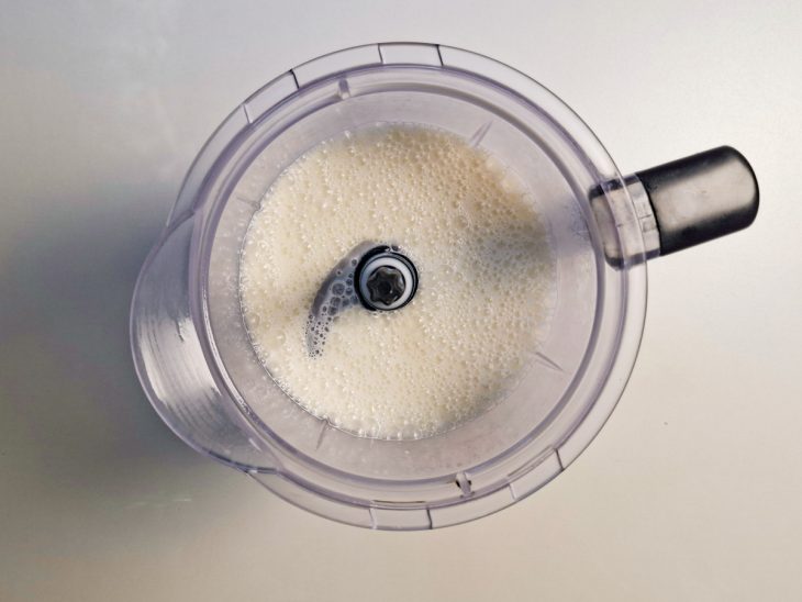 Ingredientes batidos no liquidificador.