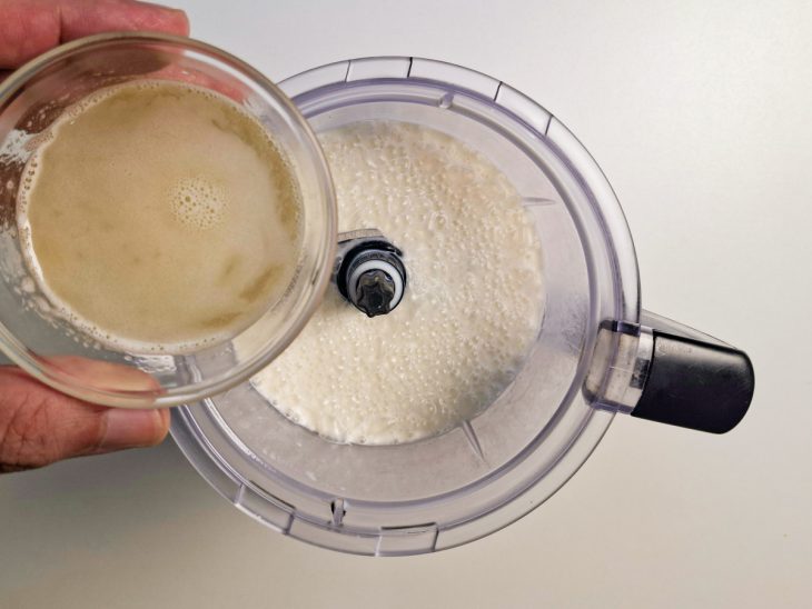 Gelatina sendo adicionada ao copo do liquidificador.