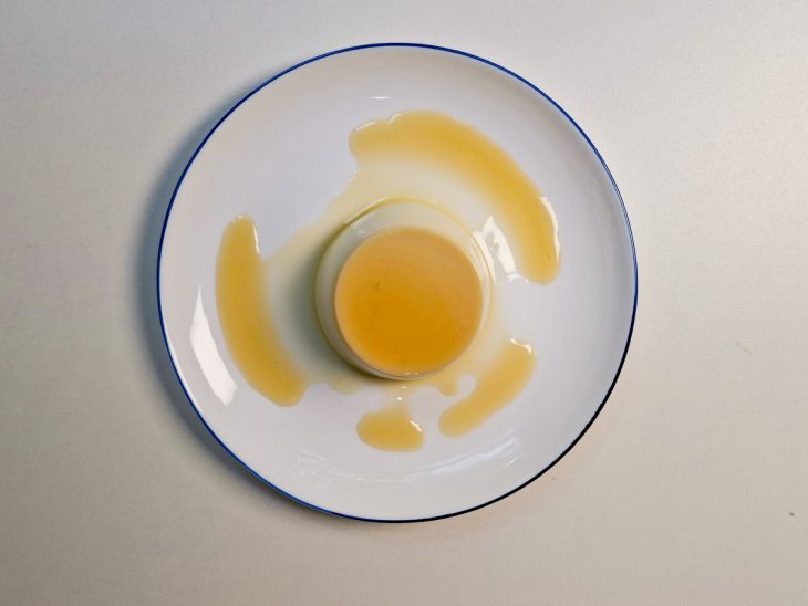 Flan desenformado sobre um prato.