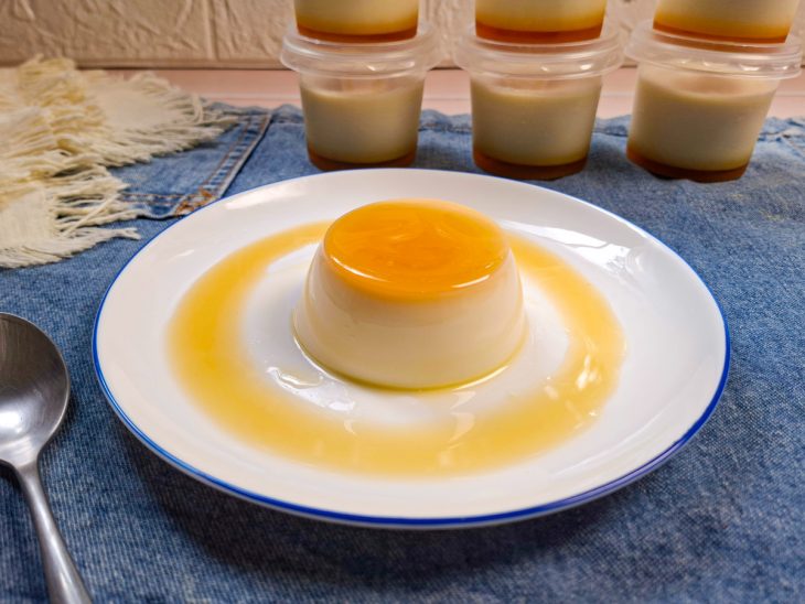 Flan pronto, porção servida em prato.