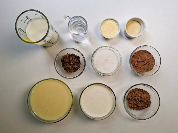 Ingredientes do flan organizados sobre a bancada.