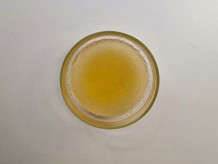 Gelatina incolor sendo hidratada com água morna.