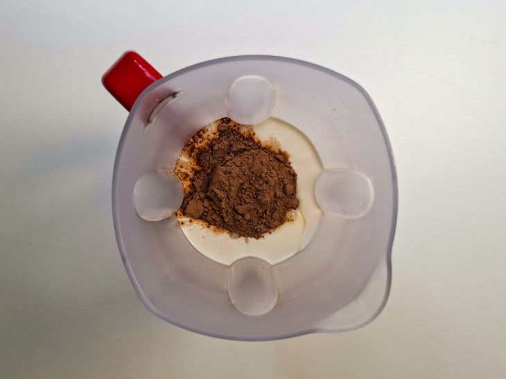 Leite condensado, creme de leite e cacau no liquidificador.