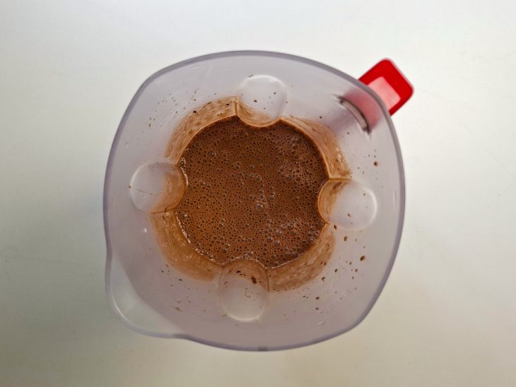 Creme sendo batido até ficar homogêneo e liso.