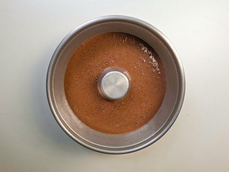 Mistura do flan despejada na forma antes de gelar.