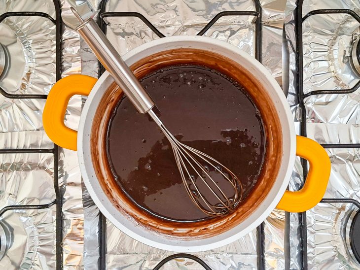Calda de chocolate engrossando na panela no fogo.