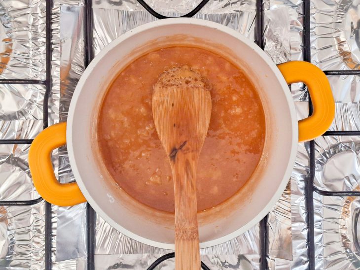 Açúcar derretido numa panela.