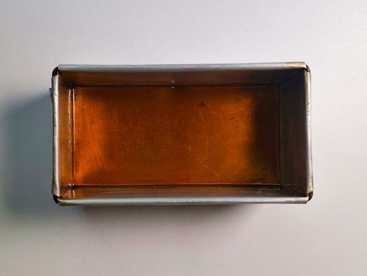 Caramelo despejado na forma.