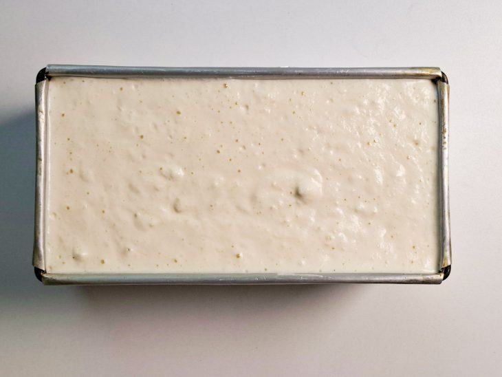 Mistura despejada na forma caramelizada.