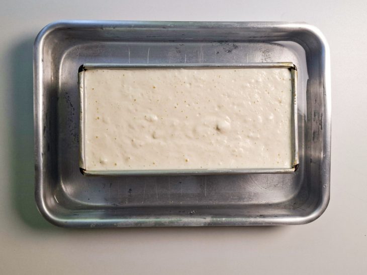 Assadeira com o creme em outra.