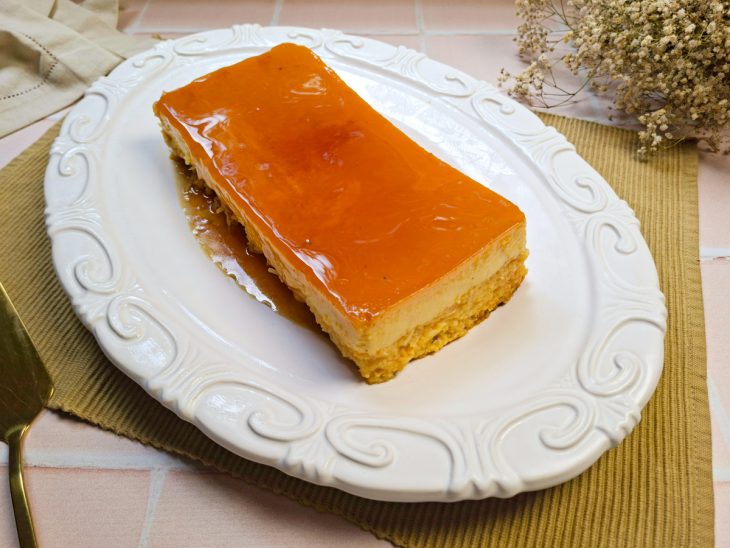 Flan desenformado e pronto para consumo.