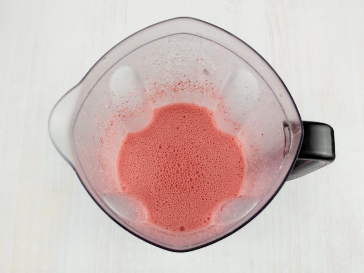 Ingredientes batidos no liquidificador.