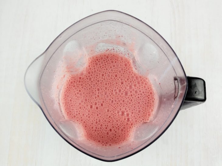 Ingredientes batidos no liquidificador.