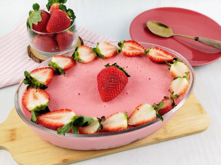 Flan de morango pronto para consumo.