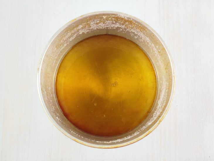 Açúcar caramelizado na forma.