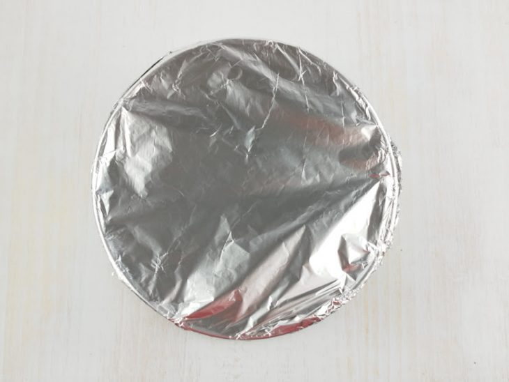 Forma coberta por papel alumínio.