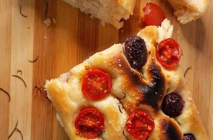 Focaccia com azeitona preta