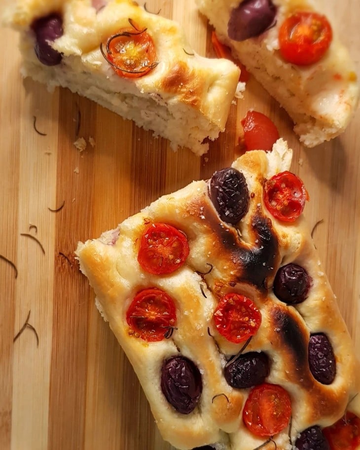 Focaccia com azeitona preta