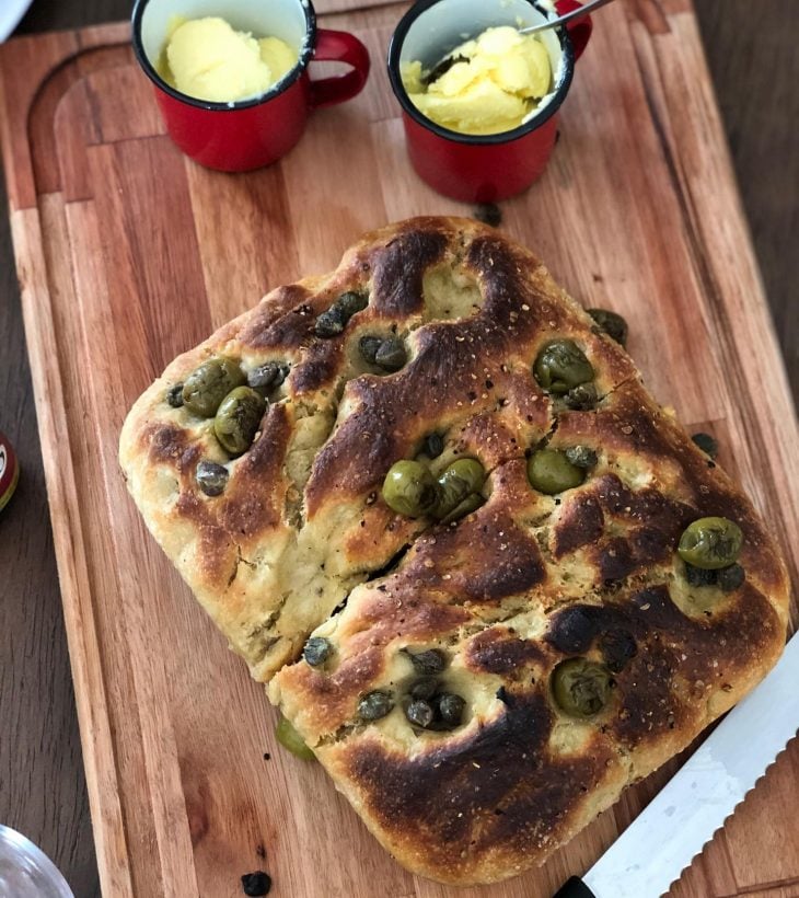 Focaccia com azeitonas, alecrim e alcaparras