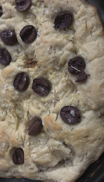 Focaccia com azeitonas, alecrim e alcaparras - Foto de usuário