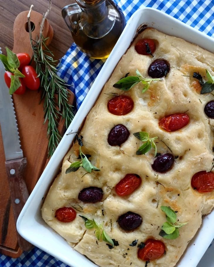 Focaccia com azeitonas pretas