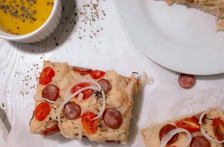 Focaccia com linguicinha calabresa