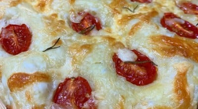 Focaccia com queijo parmesão ralado