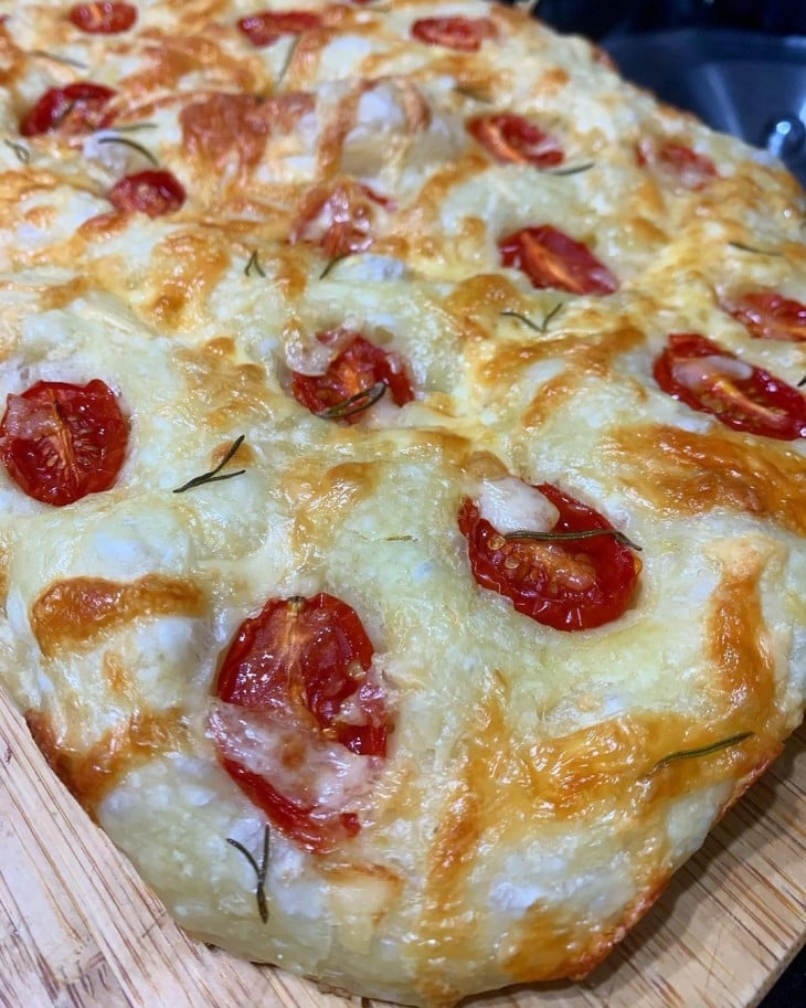 Focaccia com queijo parmesão ralado