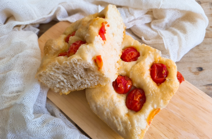 Focaccia com tomate-cereja