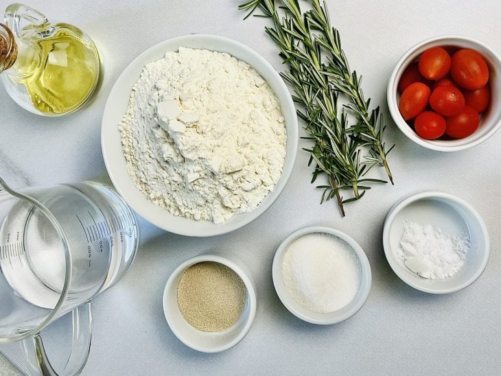 Ingredientes separados sobre a bancada.