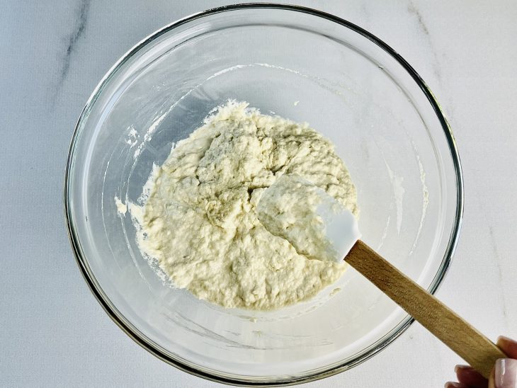 Massa misturada na tigela.