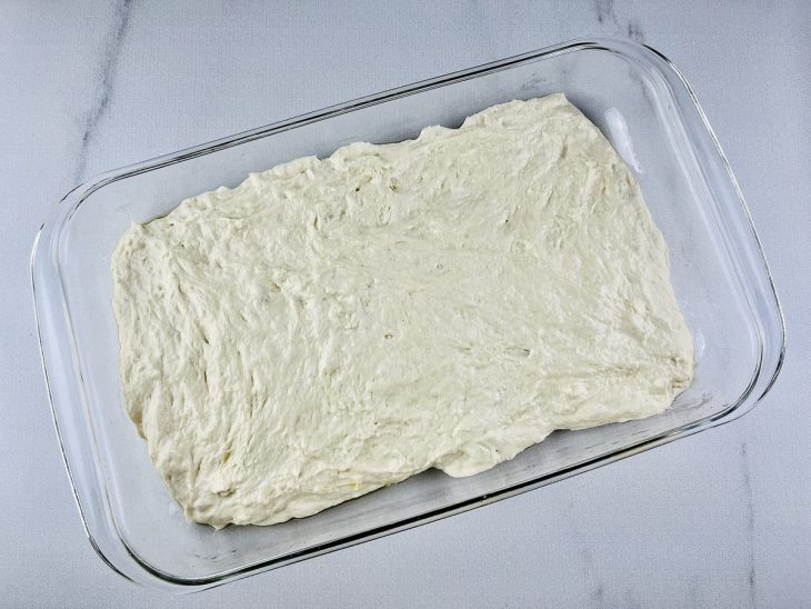 Massa sendo transferida para a forma untada.