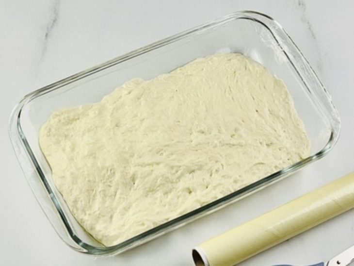 Massa coberta com plástico filme.