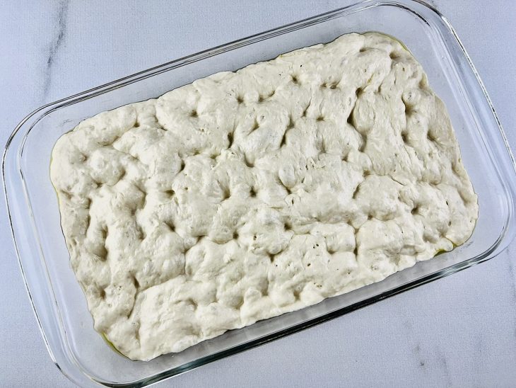 Cavidades na massa na forma.