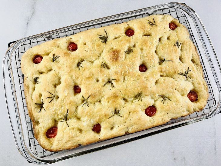 Focaccia assada e dourada.