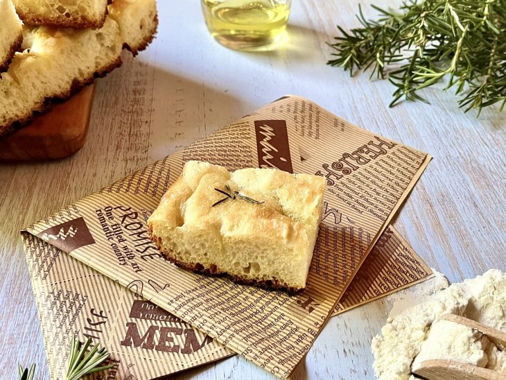 Focaccia de alecrim servida.