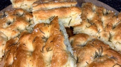 Focaccia de alecrim e sal grosso