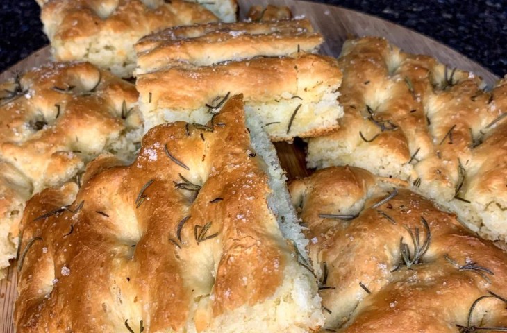 Focaccia de alecrim e sal grosso