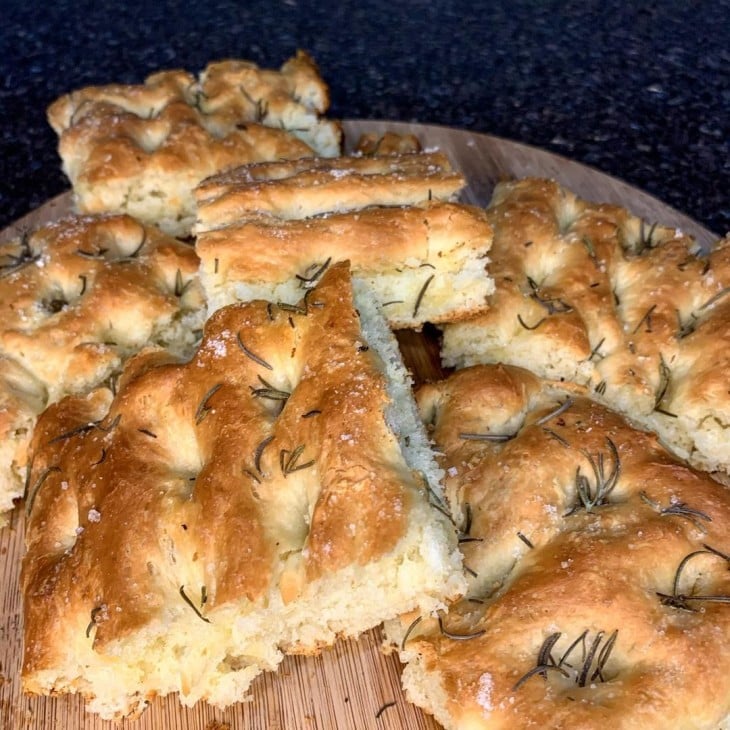 Focaccia de alecrim e sal grosso