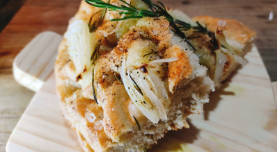 Focaccia de cebola com alecrim