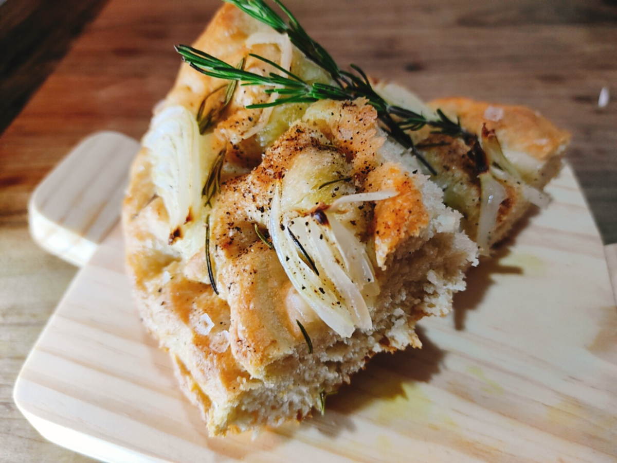 Focaccia de cebola com alecrim
