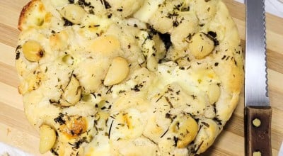 Focaccia de queijo com alho