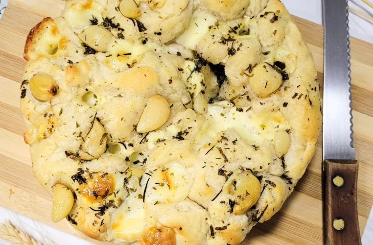 Focaccia de queijo com alho