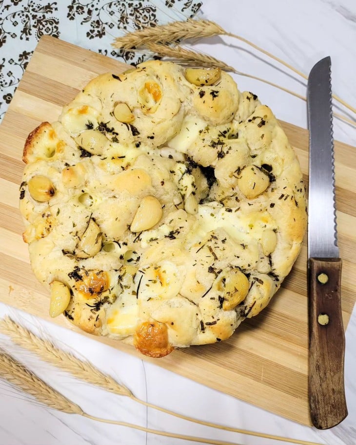 Focaccia de queijo com alho