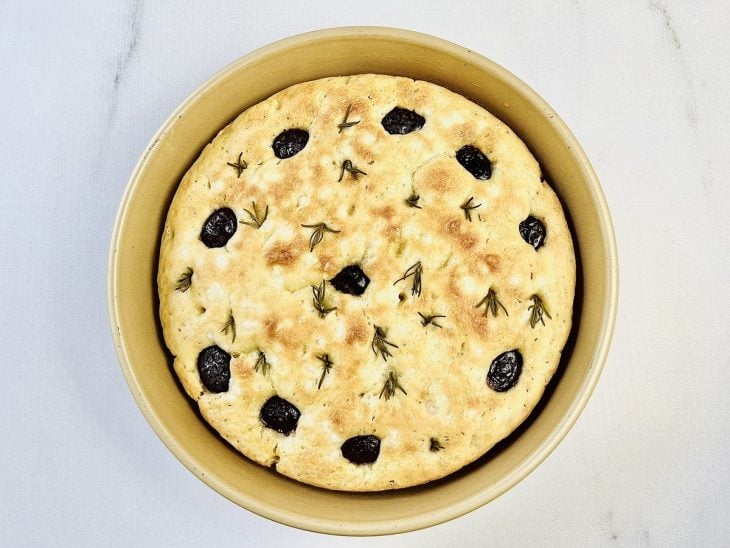 Focaccia assada ainda na forma.