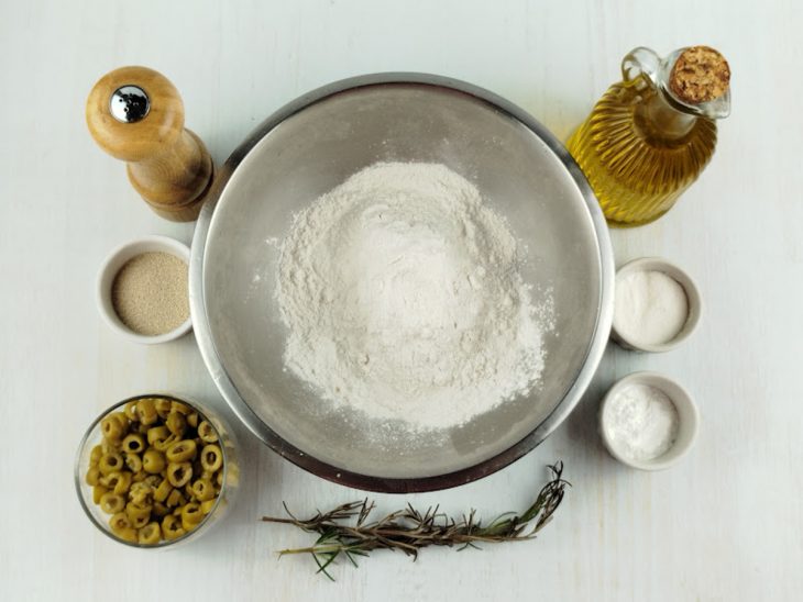 Ingredientes reunidos na bancada.