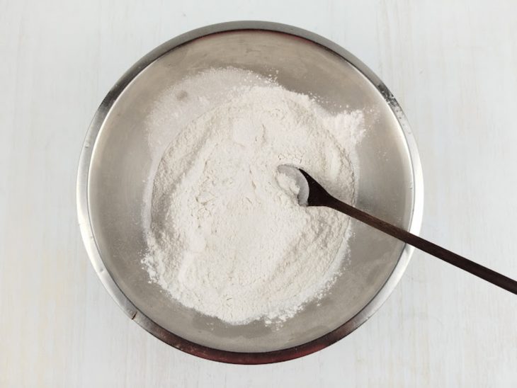 Ingredientes misturados na tigela.