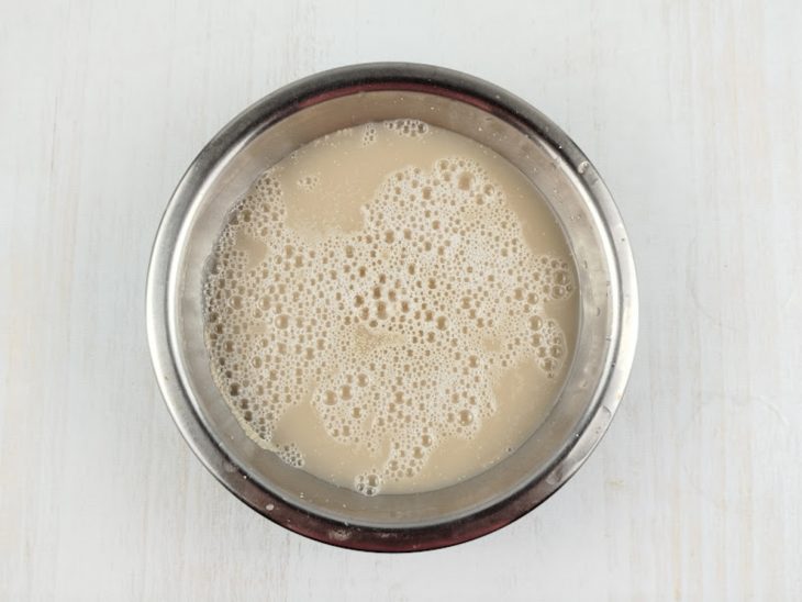 Em outra tigela, mistura de fermento, açúcar e água.