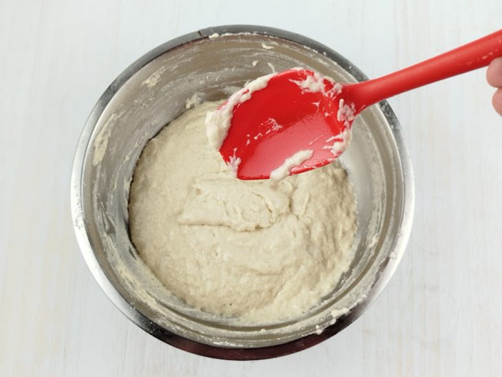 Misturas das tigelas sendo incorporadas.